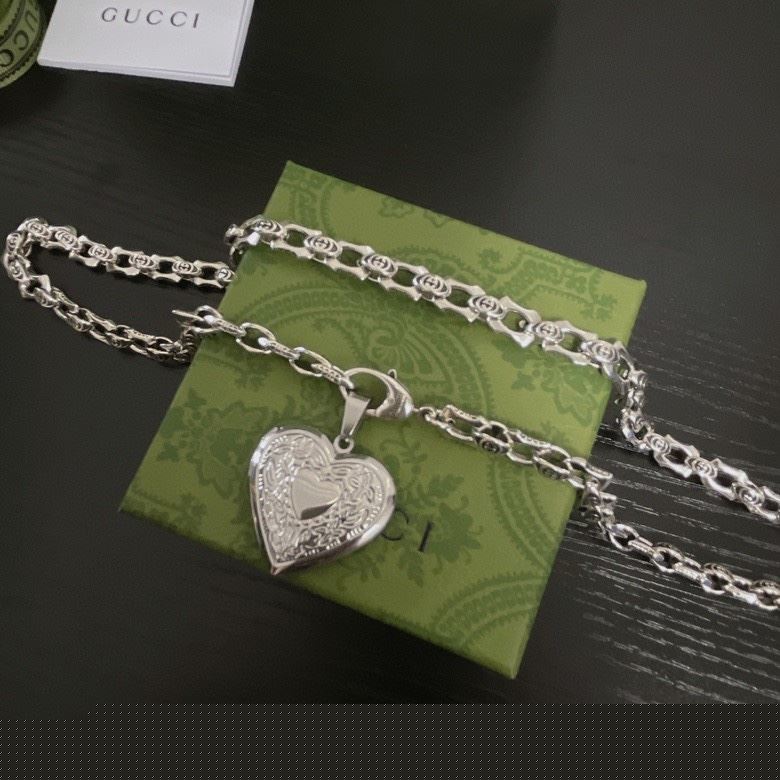 G*u*i necklaces